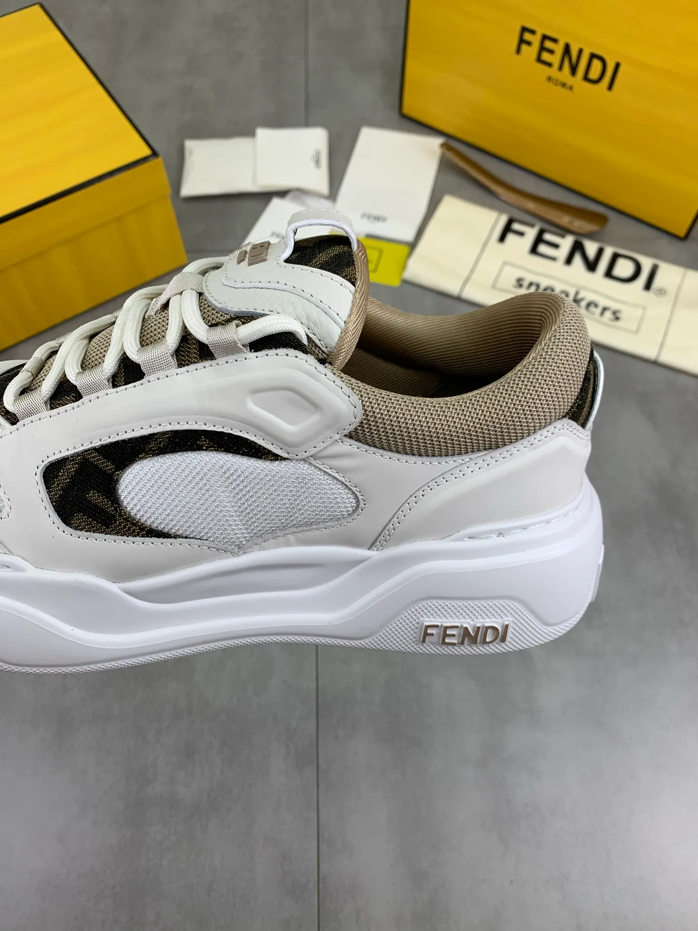 Men's Men's Shoes 💰P740 New Style 💰💎💎💎Summer Hot Style [FENDI Fendi] Top Version 🆕New slip-on sneakers, wavy soles engraved with original words. Embossed Fendi Flow lettering on the heel. The upper is made of high-end calfskin and breathable materials. Original lining with tone-on-tone details decorated with innovative handcrafting techniques. Ultra-light and wear-resistant TPU and IP foam soles, overall lightweight and comfortable. Size:39-44 (38 45 can be customized)